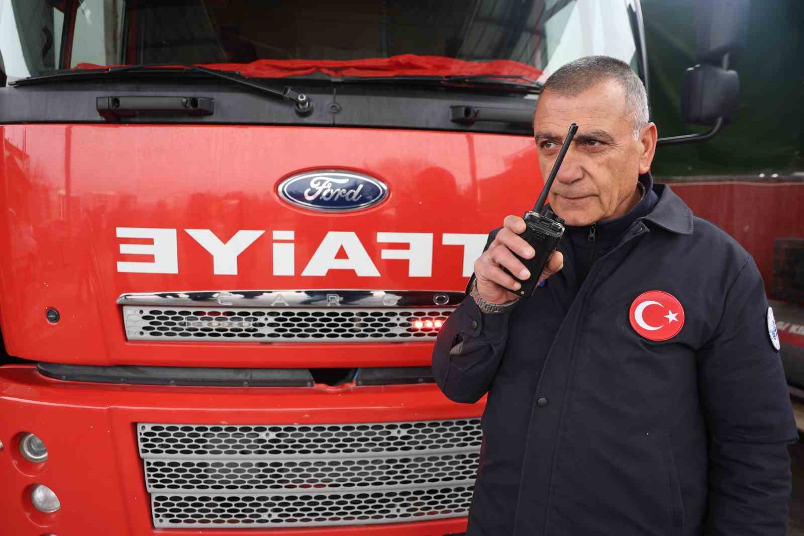 itfaiye cavusu 32 yilin ardindan son telsiz anonsunu yaparak emekli oldu 0 v9XpbjJi