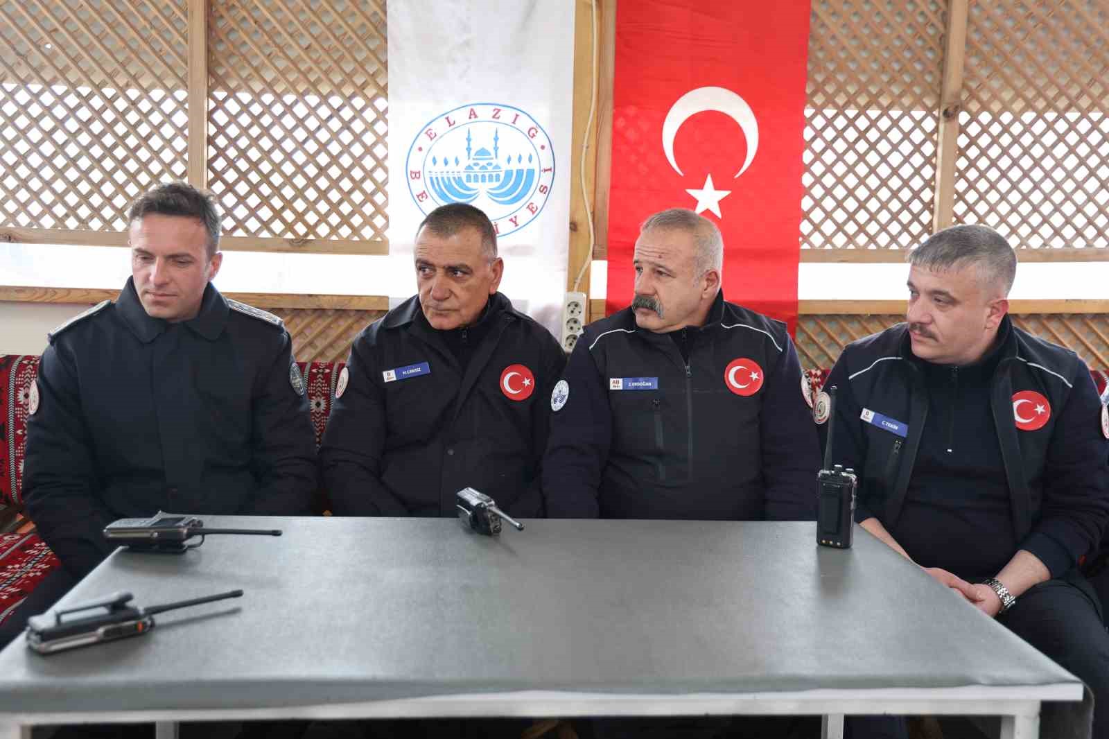 itfaiye cavusu 32 yilin ardindan son telsiz anonsunu yaparak emekli oldu 1