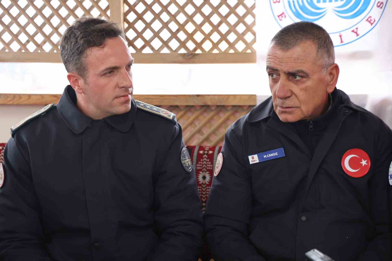 itfaiye cavusu 32 yilin ardindan son telsiz anonsunu yaparak emekli oldu 2 5bWiiQuR