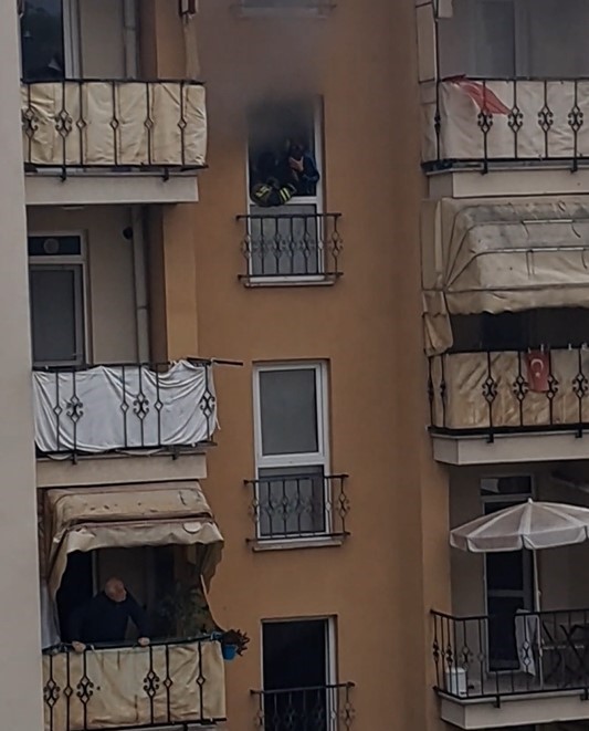 itfaiye eri oksijen maskesini vatandasa verip hayatini kurtardi 1 kfsnfOl8
