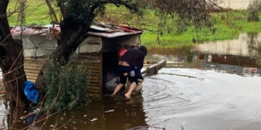 itfaiye-eri-vatandasi-sirtinda-tasidi-NzTDBQ1P.jpg