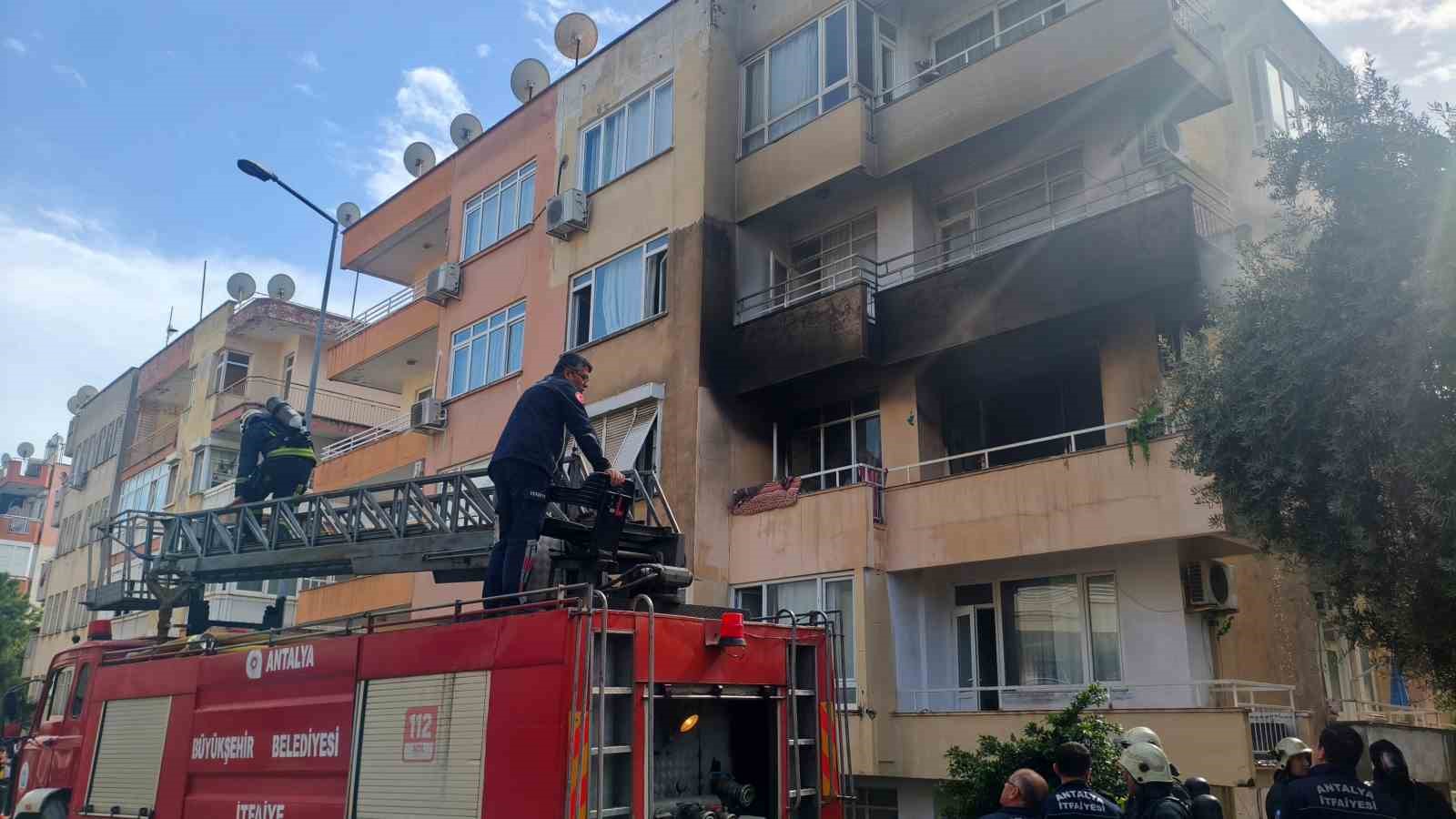 itfaiye eri yanginda dumandan etkilenen kediyi kalp masaji ile hayata dondurdu 4 2KvwcMpp