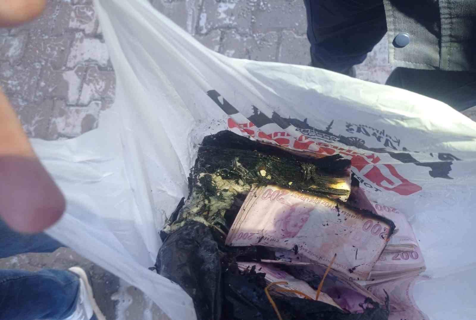 itfaiye erleri alevlerin arasindan kuran i kerimi kurtardi 0 pyMDTIq9