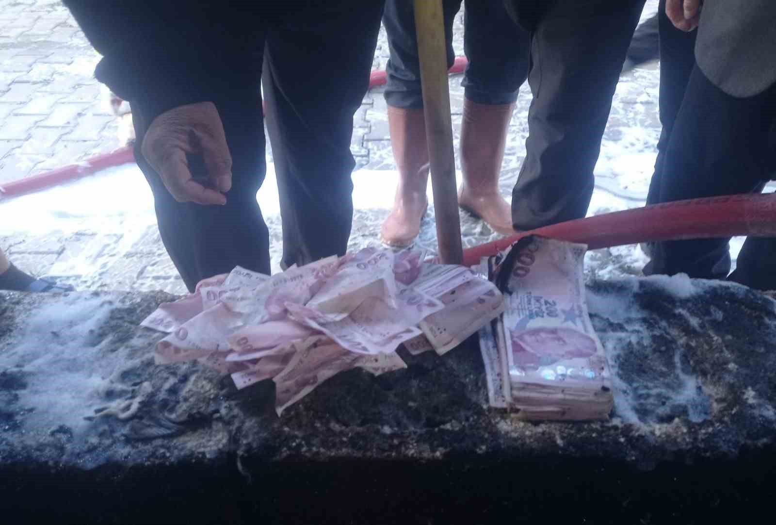 itfaiye erleri alevlerin arasindan kuran i kerimi kurtardi 1 7itC524f