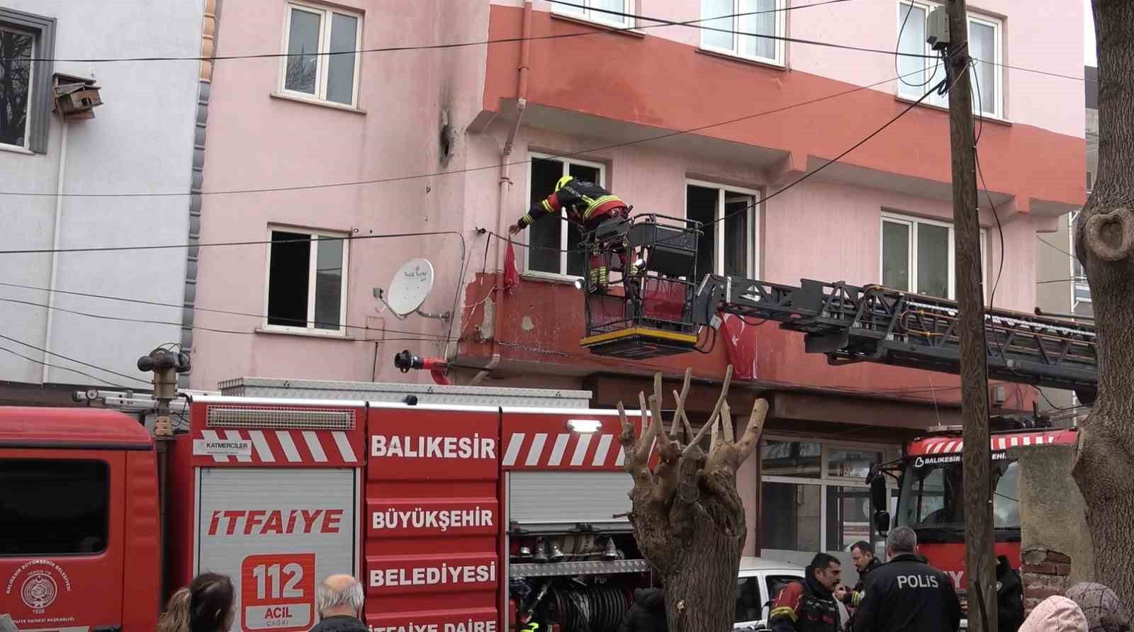 itfaiye erleri yanginda turk bayraklarini zarar gormemesi icin topladi 1 AgJp9Abp