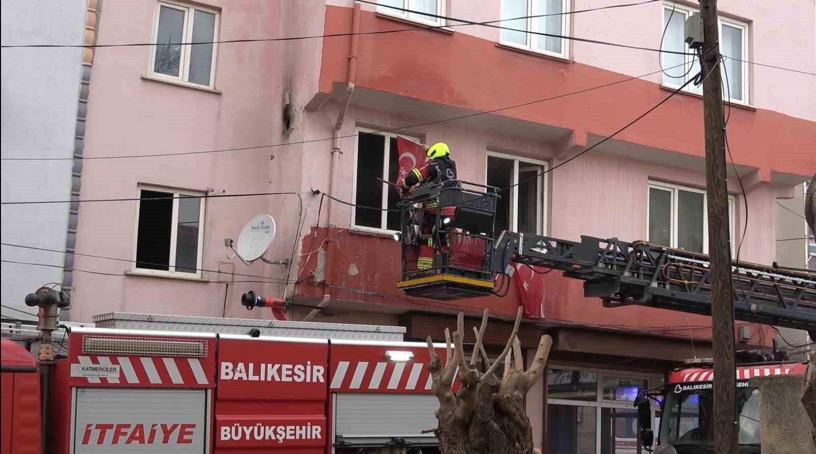 itfaiye erleri yanginda turk bayraklarini zarar gormemesi icin topladi 2 qvuMB4hE