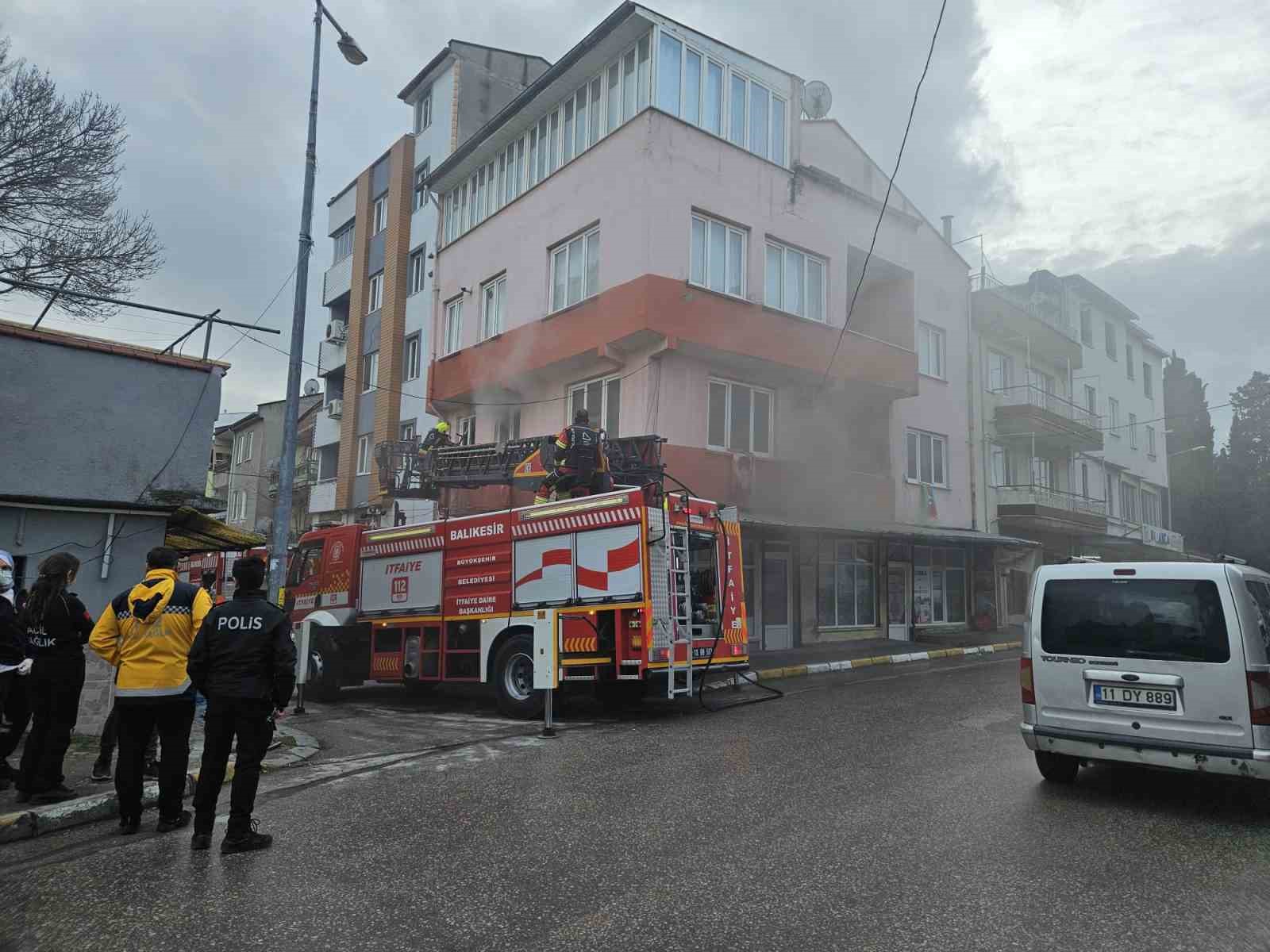 itfaiye erleri yanginda turk bayraklarini zarar gormemesi icin topladi 4 qPFcvmPJ