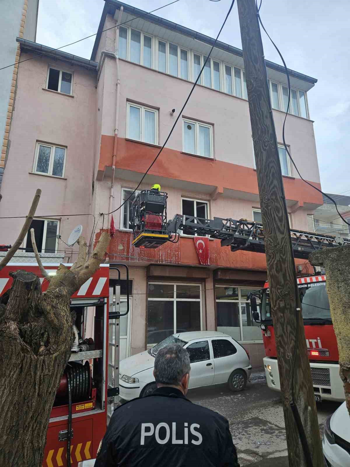 itfaiye erleri yanginda turk bayraklarini zarar gormemesi icin topladi 5 HzrkXz6M