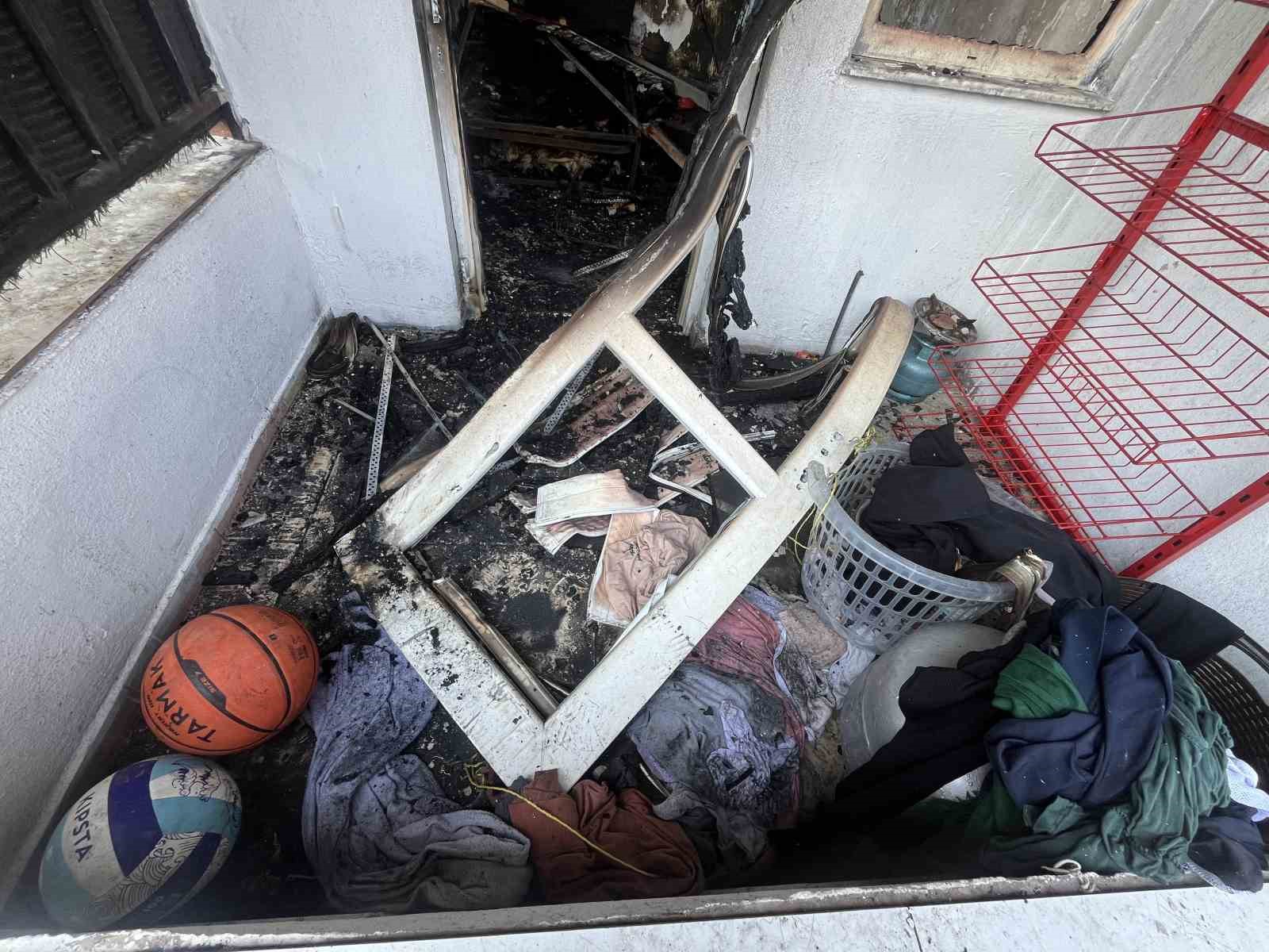 itfaiye erleri yangindan kurtulan cocugu yalniz birakmadi allah cocugumu korumus 6