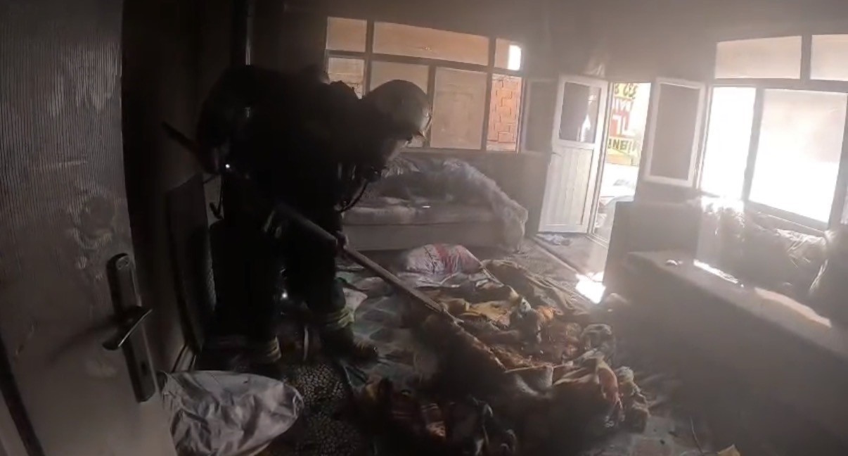 itfaiye erlerinin atese verilen evi sondurme anlari kask kamerasinda 2 neWSy3yP