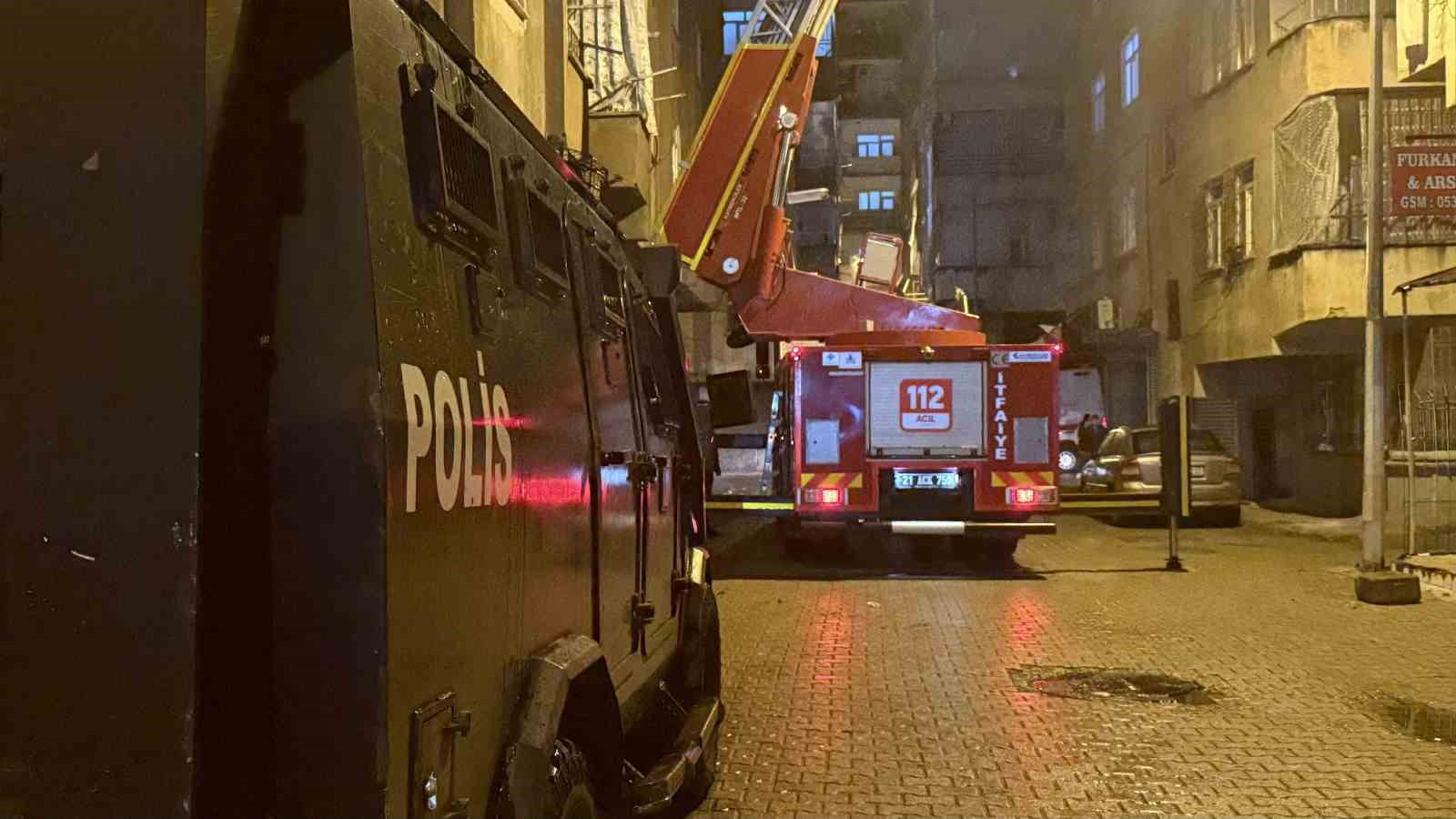 İtfaiye eve merdiven uzatarak girdi, çocuğun uyuduğu ortaya çıktı 9 itfaiye eve merdiven uzatarak girdi cocugun uyudugu ortaya cikti 5 JLbpwSN2