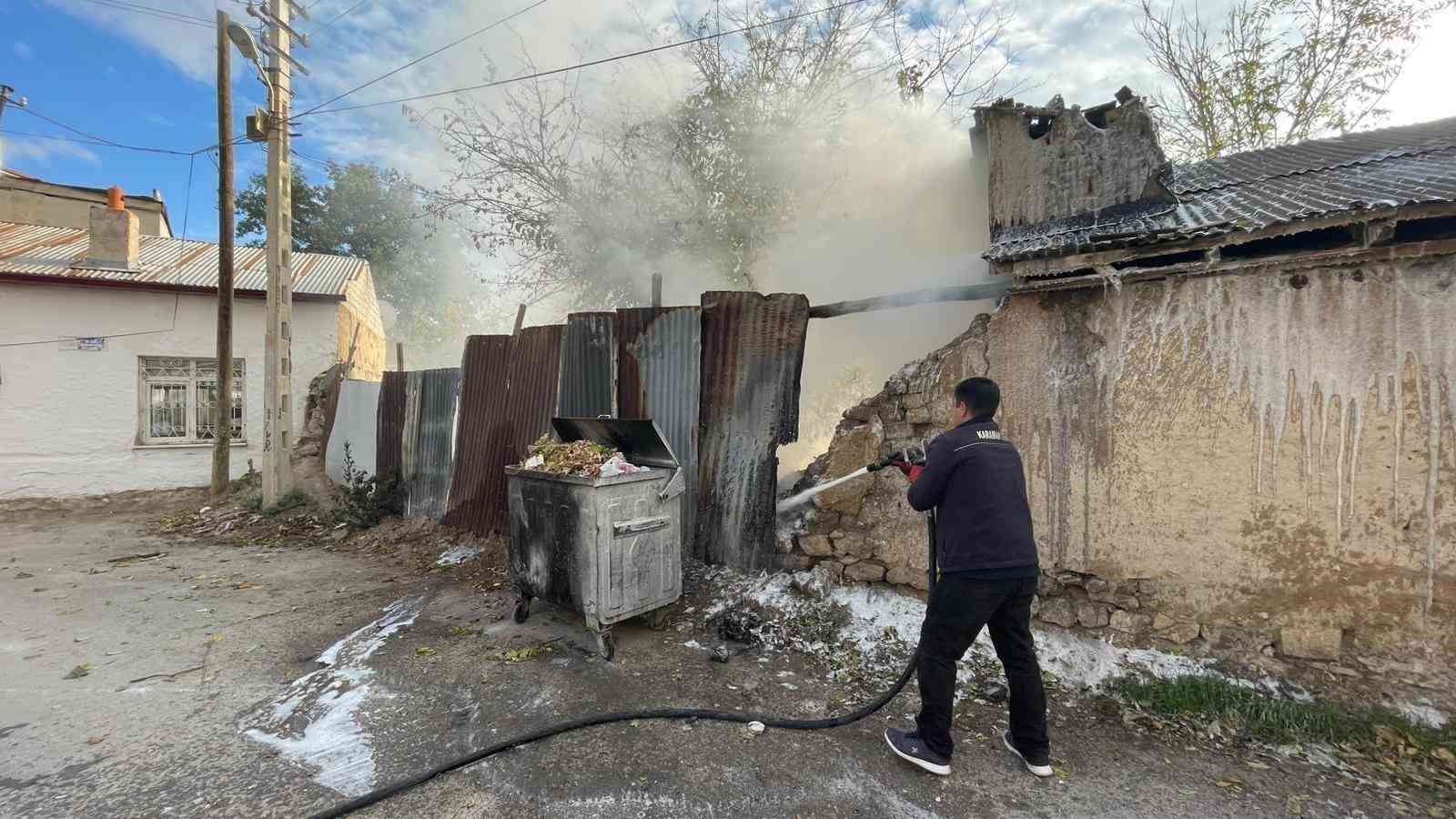 itfaiye evin catisina sicrayan yangini buyumeden sondurdu 1 CB4kP6FV
