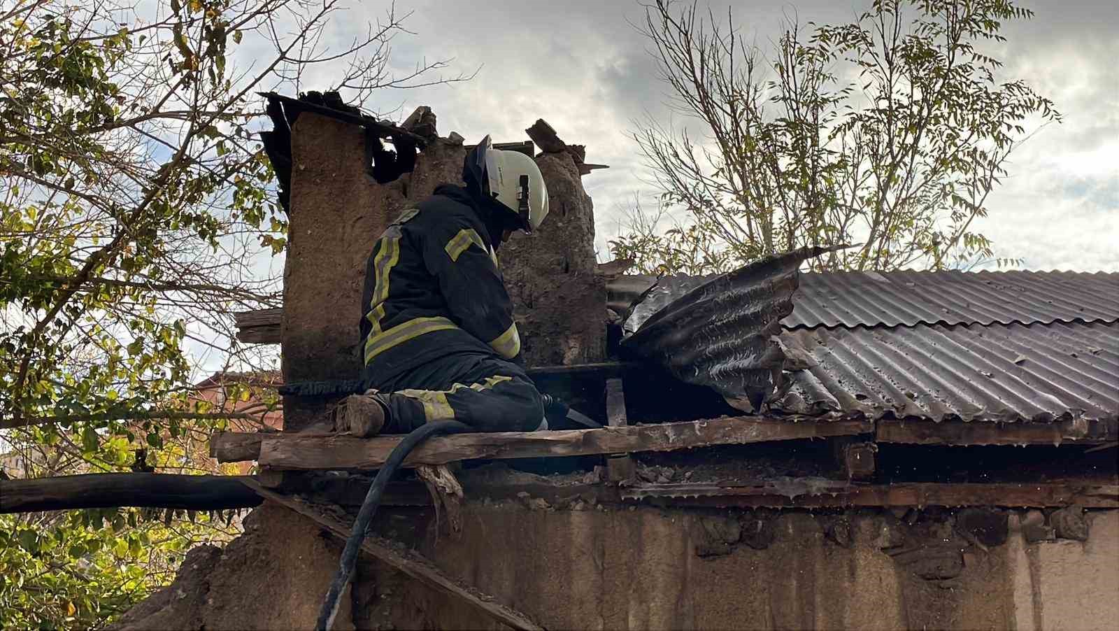 itfaiye evin catisina sicrayan yangini buyumeden sondurdu 3 qkKQPkmA