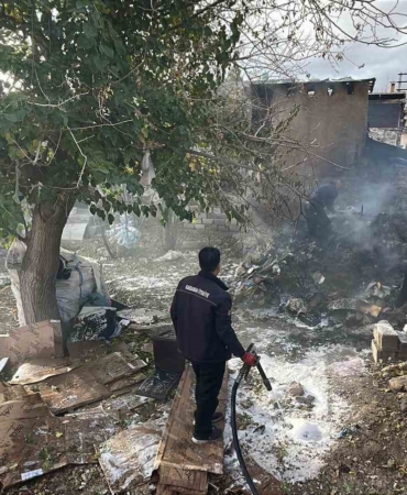 itfaiye-evin-catisina-sicrayan-yangini-buyumeden-sondurdu-DqbOhJMN.jpg