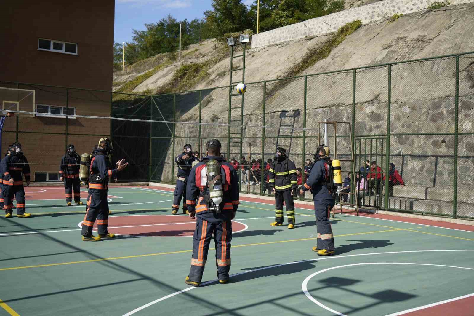 itfaiye kostumuyle voleybol oynadilar nefes kontrolu yaptilar 3 qZX8l5vy