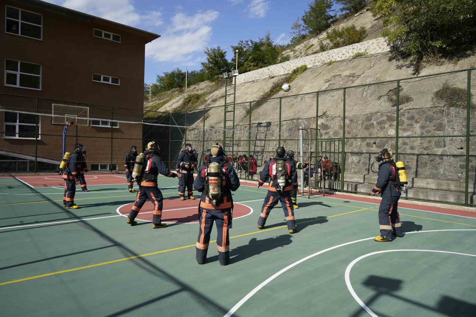 itfaiye kostumuyle voleybol oynadilar nefes kontrolu yaptilar 5