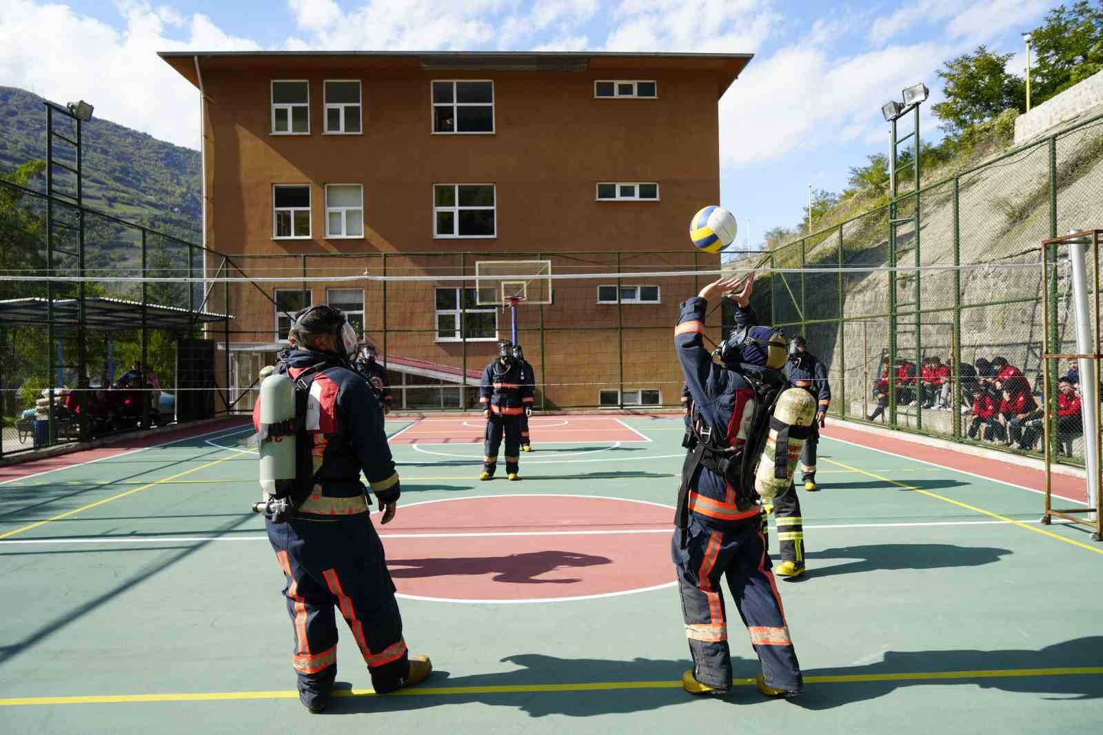 itfaiye kostumuyle voleybol oynadilar nefes kontrolu yaptilar 6 ezU566Mw