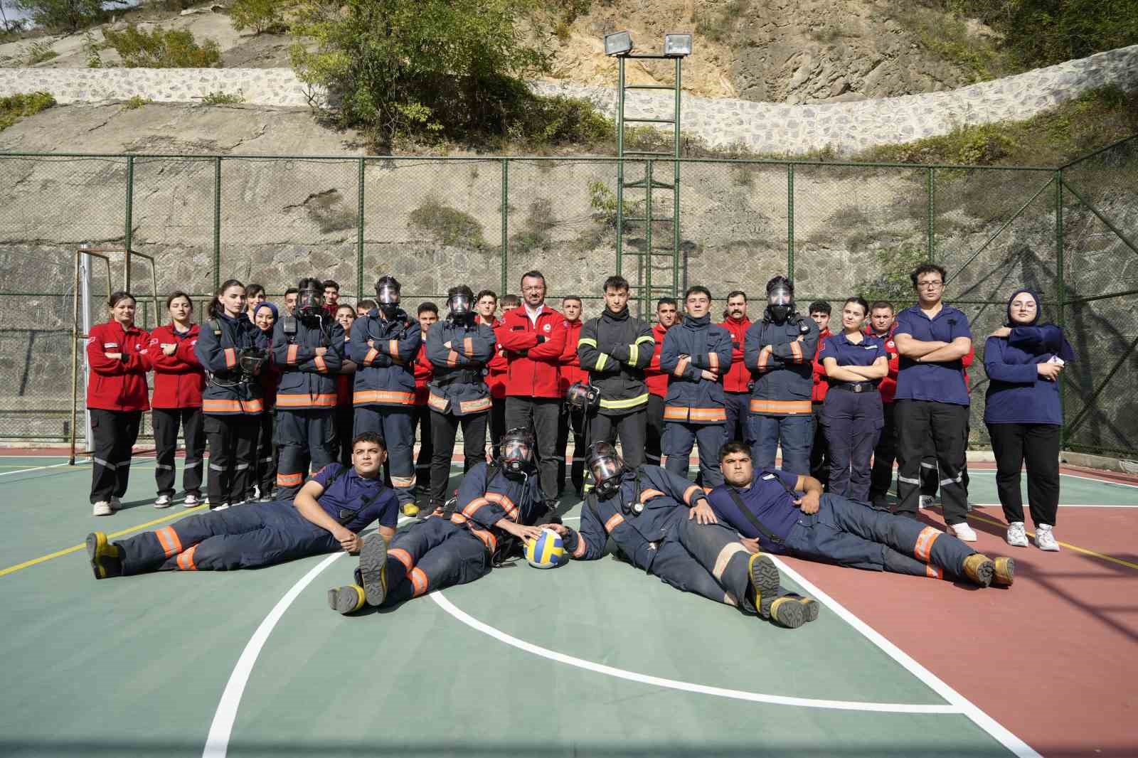 itfaiye kostumuyle voleybol oynadilar nefes kontrolu yaptilar 8 3X4lX5dA