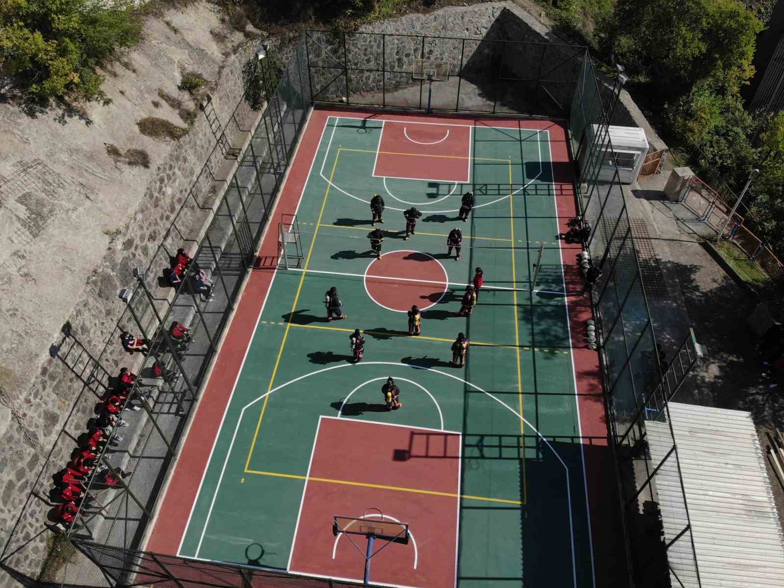 itfaiye kostumuyle voleybol oynadilar nefes kontrolu yaptilar 9 9Wj2rE2u