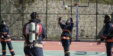 itfaiye-kostumuyle-voleybol-oynadilar-nefes-kontrolu-yaptilar-jPL5BCZv.jpg