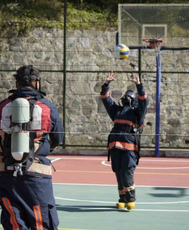 itfaiye-kostumuyle-voleybol-oynadilar-nefes-kontrolu-yaptilar-jPL5BCZv.jpg