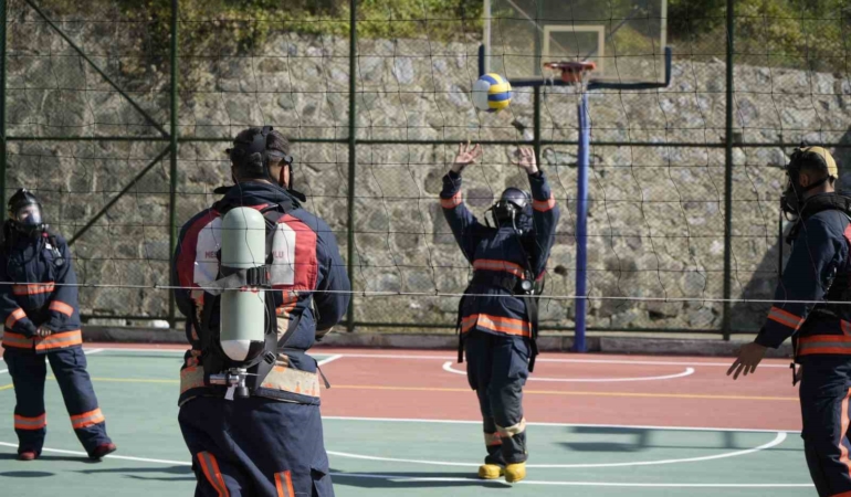 itfaiye-kostumuyle-voleybol-oynadilar-nefes-kontrolu-yaptilar-jPL5BCZv.jpg