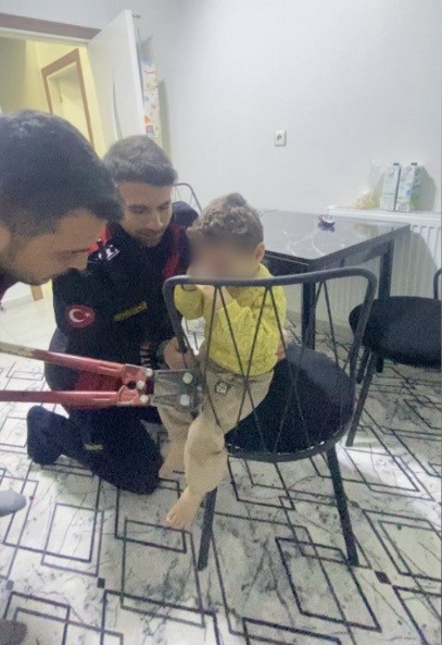 itfaiyeci babanin oglunu mesai arkadaslari kurtardi 1 HAeMWEES
