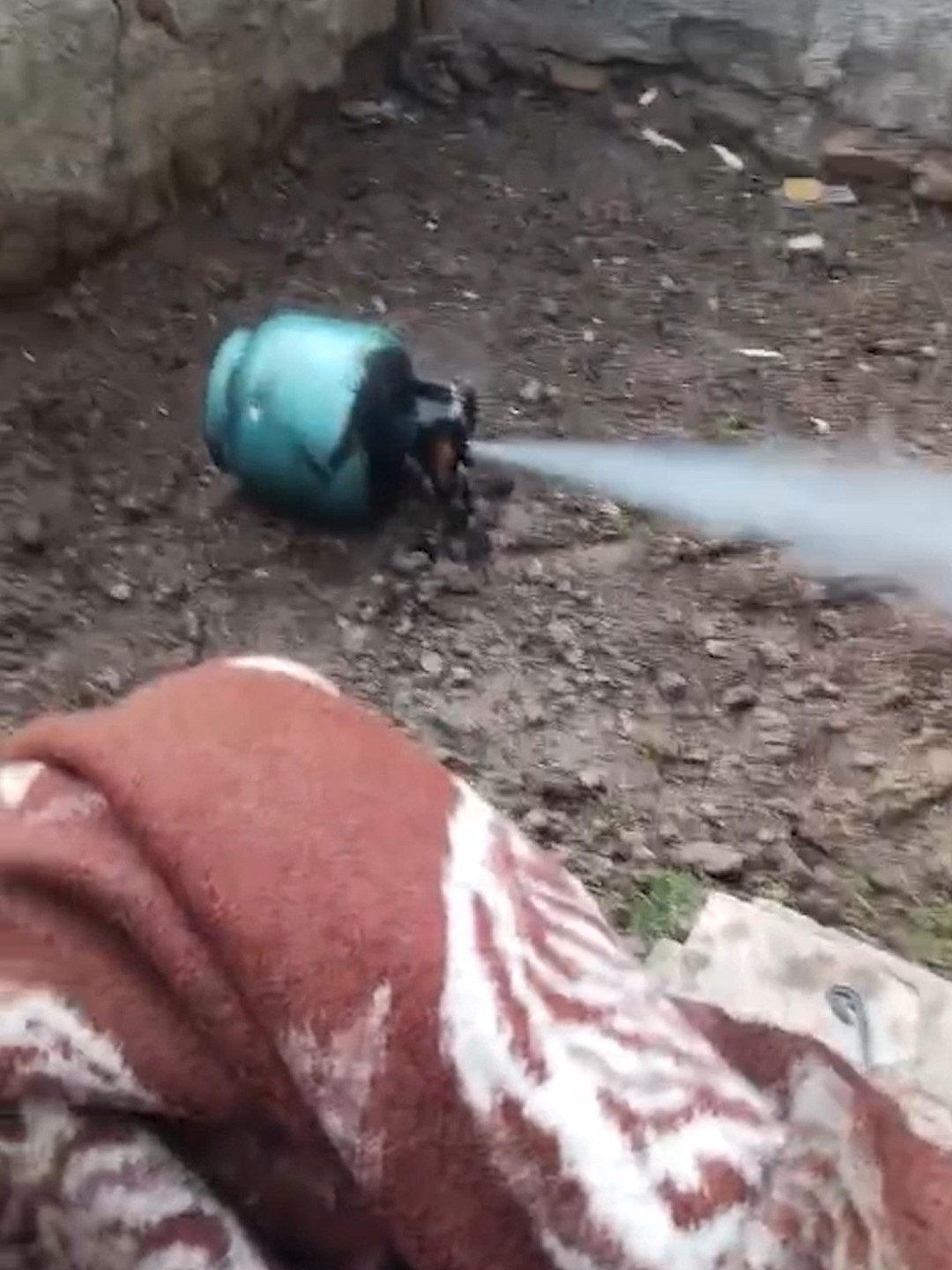 itfaiyeci gaz sizdiran tupu eliyle tasiyarak facianin onune gecti 2 CF6BKb5W