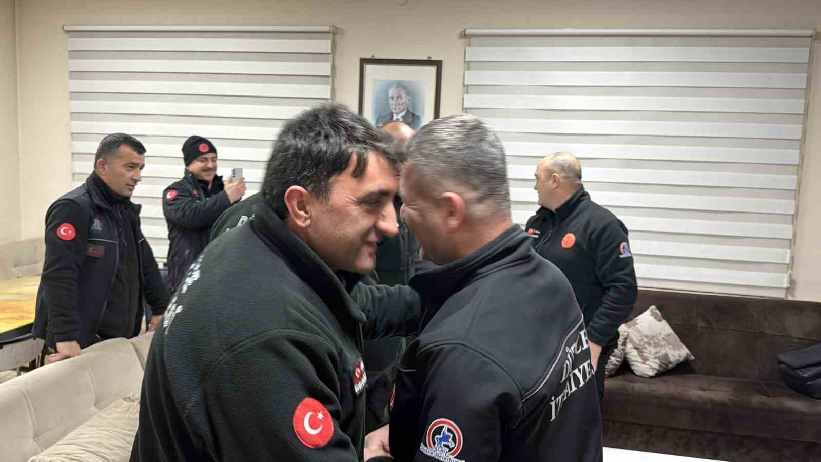 itfaiyeciler ailelerinden uzakta yeni yila girdi 2 OO4Pv9Dz