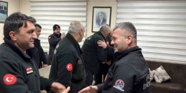 itfaiyeciler-ailelerinden-uzakta-yeni-yila-girdi-c4fE34dD.jpg