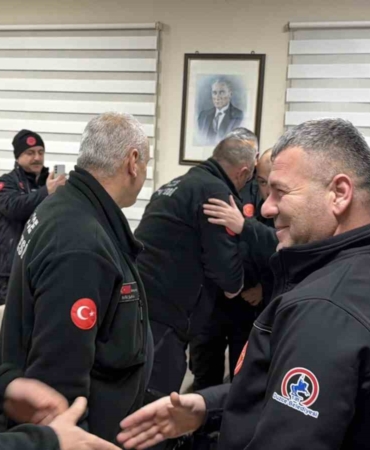 itfaiyeciler-ailelerinden-uzakta-yeni-yila-girdi-c4fE34dD.jpg