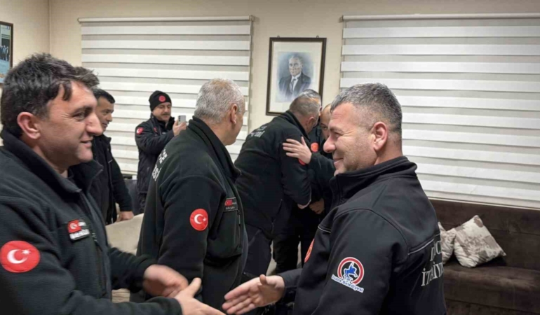 itfaiyeciler-ailelerinden-uzakta-yeni-yila-girdi-c4fE34dD.jpg