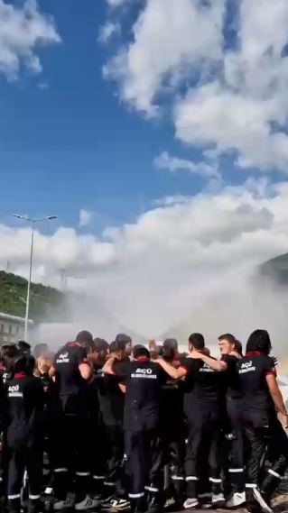 İtfaiyecilik bölümünde mezun olan öğrencilere tazyikli suyla veda 5 itfaiyecilik bolumunde mezun olan ogrencilere tazyikli suyla veda 1 f5ycga1t
