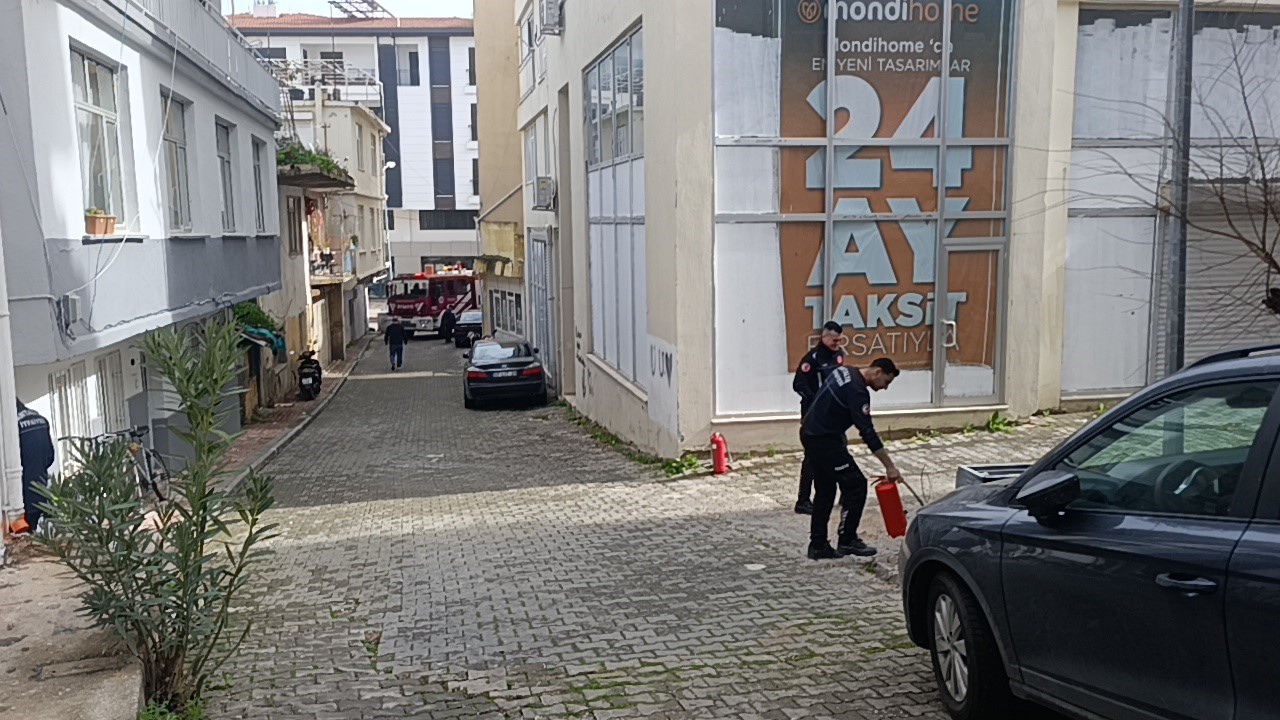 itfaiyeye park engeli itfaiye erleri yangina tuplerle kosarak mudahale etti 4 d5c8uJCl