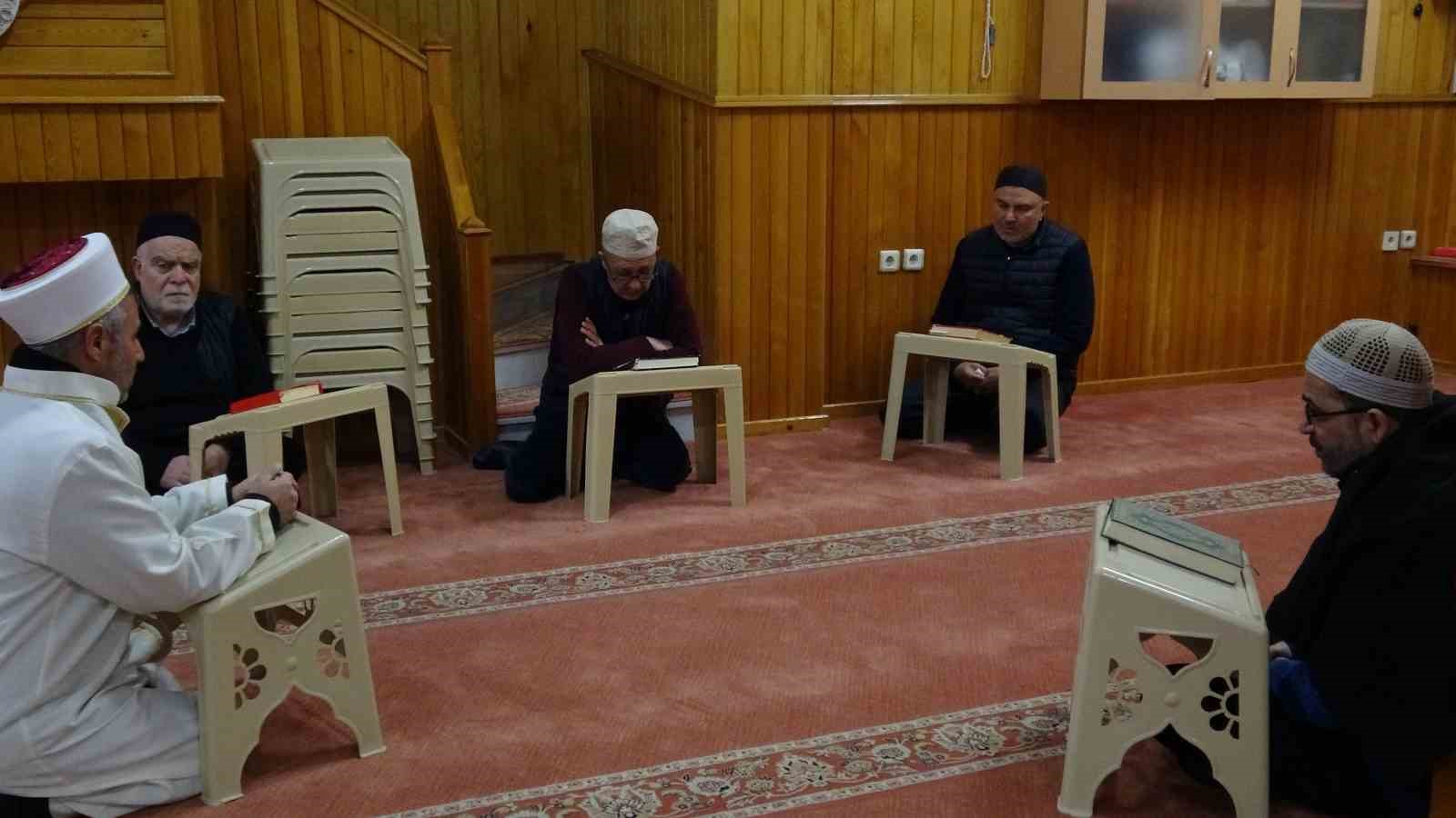itikafa girenler ramazanin son gunlerini ibadetle geciriyor 1 yIWMyZkZ