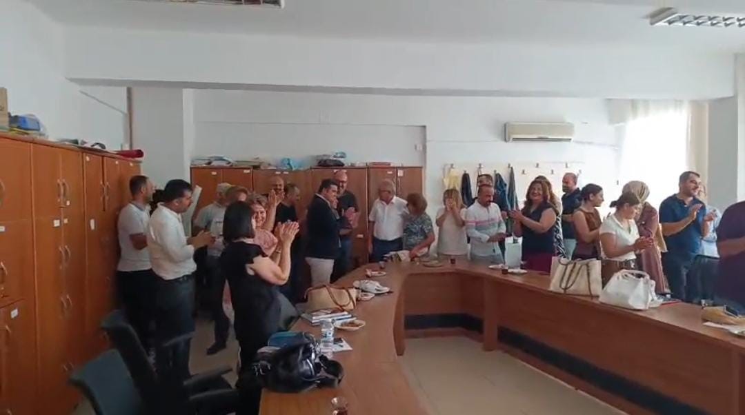 ‘İyi ki gençlere hizmet etmişim’ diyen 42 yıllık öğretmen, mesleğine öğrencilerinin alkışları içerisinde veda etti 7 iyi ki genclere hizmet etmisim diyen 42 yillik ogretmen meslegine ogrencilerinin alkislari icerisinde veda JgKkYIjM