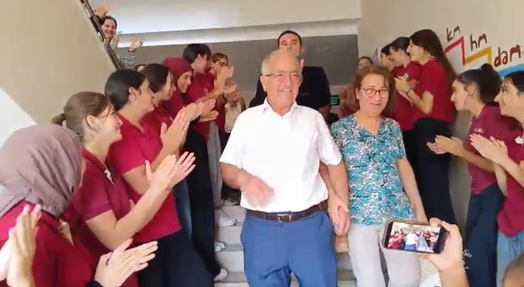 ‘İyi ki gençlere hizmet etmişim’ diyen 42 yıllık öğretmen, mesleğine öğrencilerinin alkışları içerisinde veda etti 4 iyi ki genclere hizmet etmisim diyen 42 yillik ogretmen meslegine ogrencilerinin alkislari icerisinde veda b9cRTiyc