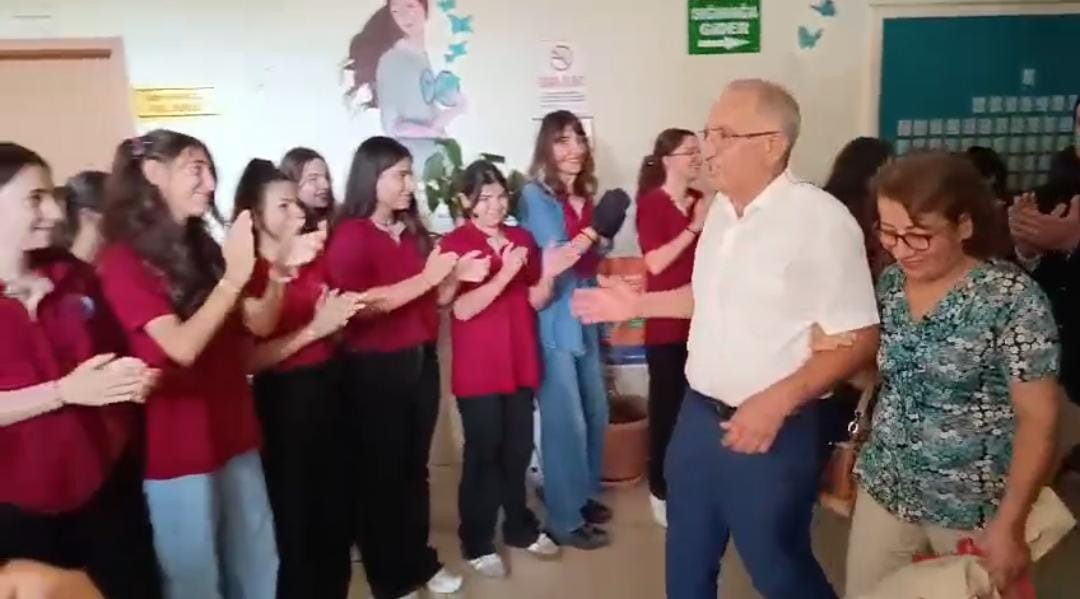 ‘İyi ki gençlere hizmet etmişim’ diyen 42 yıllık öğretmen, mesleğine öğrencilerinin alkışları içerisinde veda etti 5 iyi ki genclere hizmet etmisim diyen 42 yillik ogretmen meslegine ogrencilerinin alkislari icerisinde veda glYc9jGr