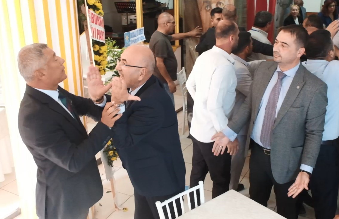 iyi parti kongresinde gergin anlar kursuyu bile devirdiler 1 iT6uq5zj