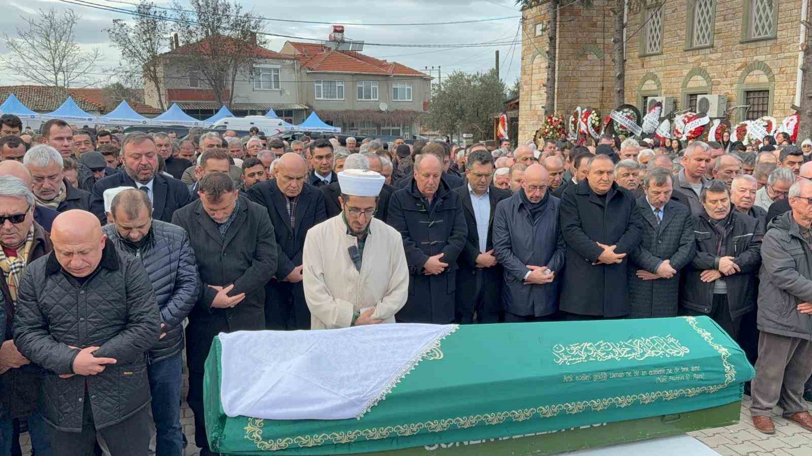 iyi partili turhan comez annesini son yolculuguna ugurladi 0