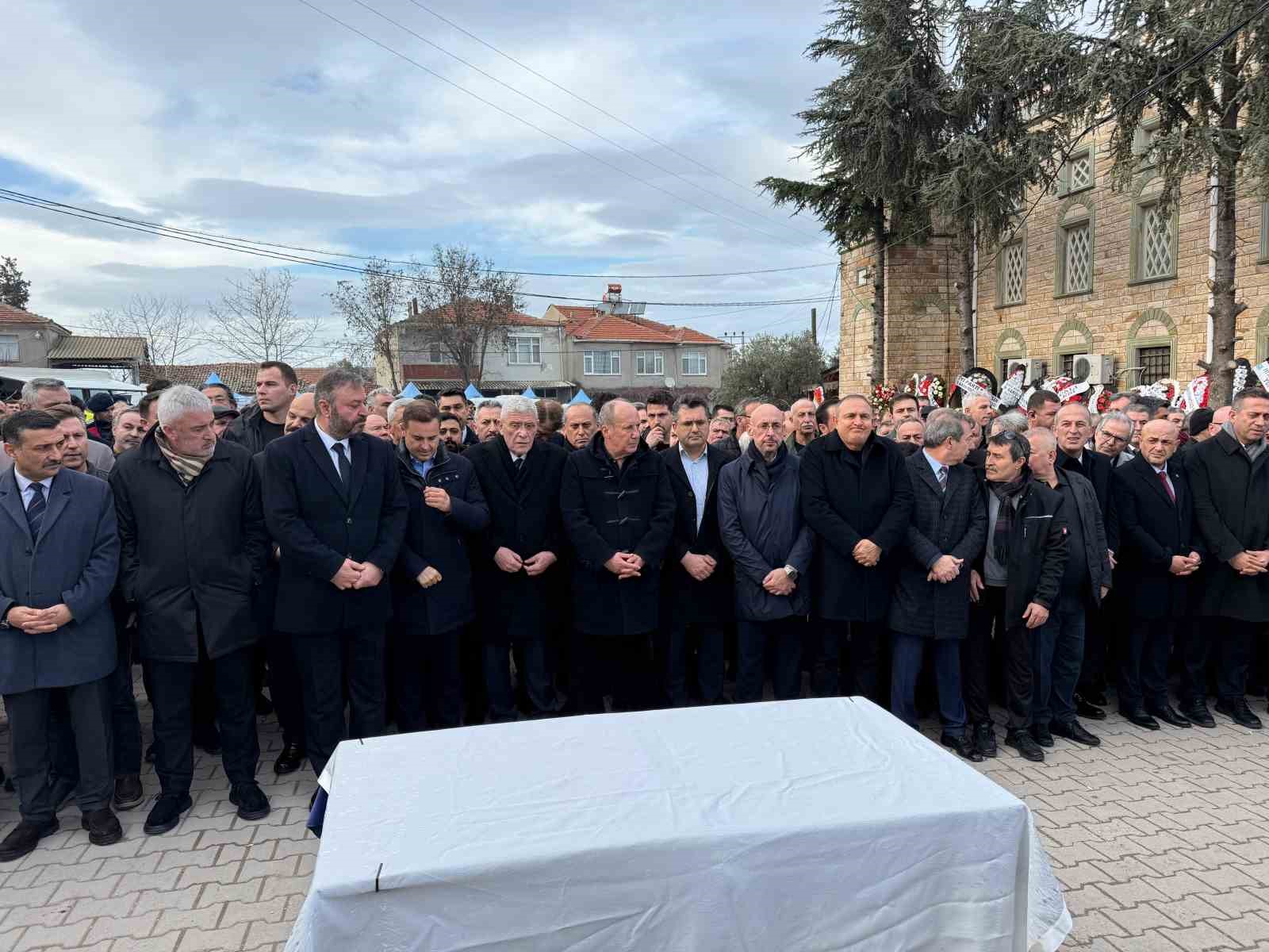 iyi partili turhan comez annesini son yolculuguna ugurladi 1 KImZhU3J