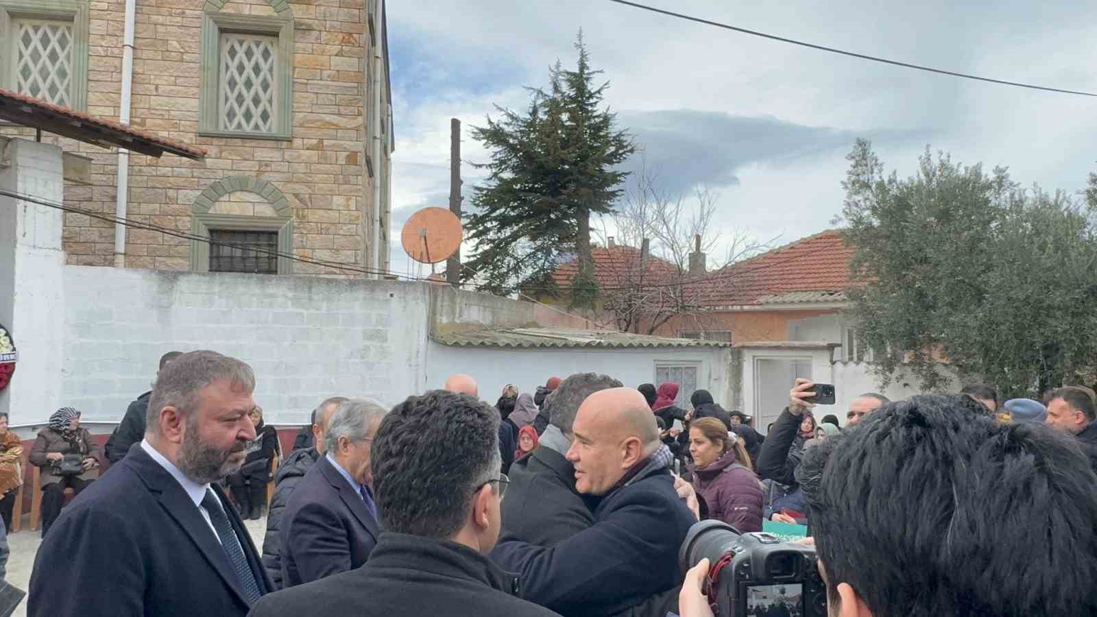 iyi partili turhan comez annesini son yolculuguna ugurladi 2 ZWJsYhu4