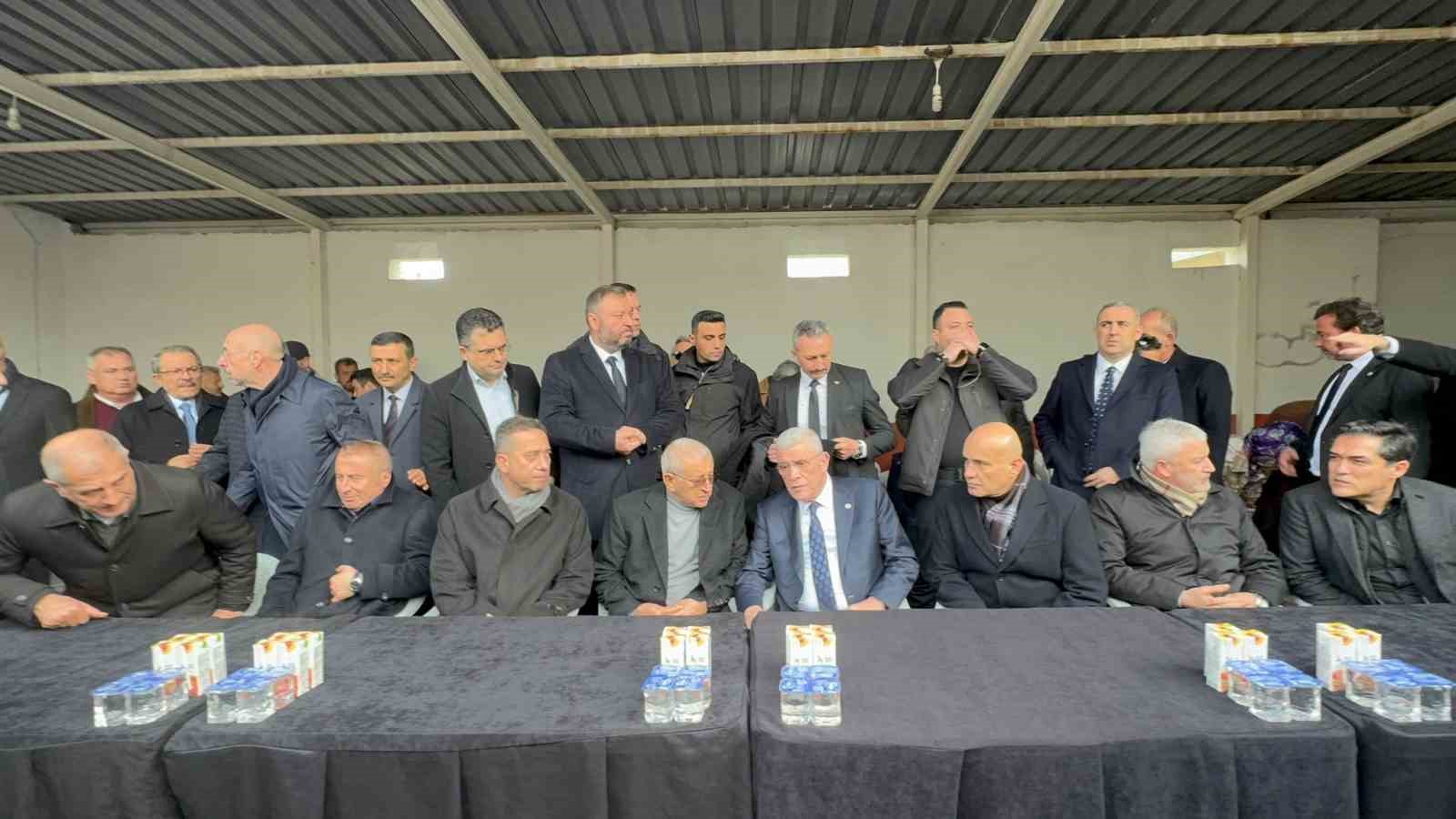 iyi partili turhan comez annesini son yolculuguna ugurladi 4 Y2WAjrzt