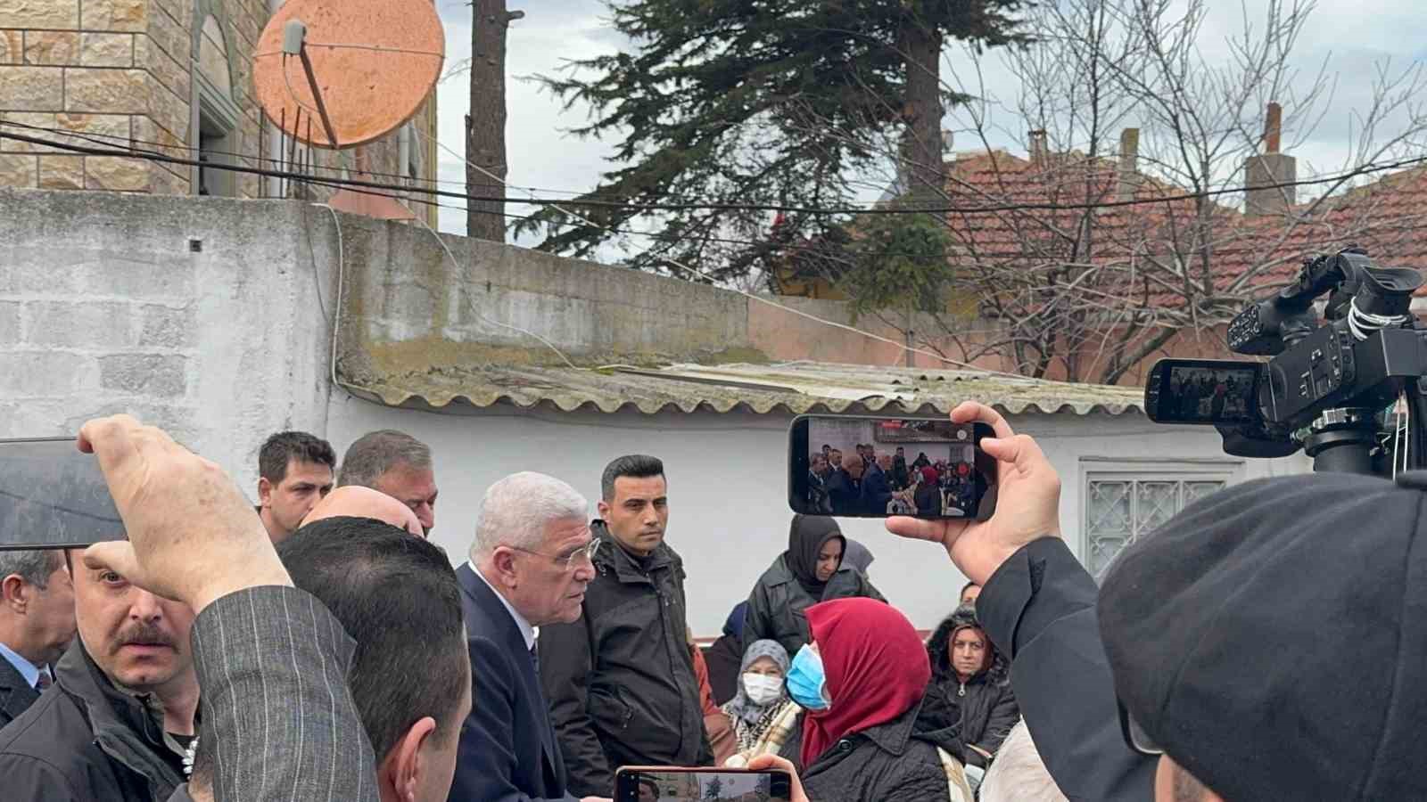 iyi partili turhan comez annesini son yolculuguna ugurladi 5 fXyjsK6t