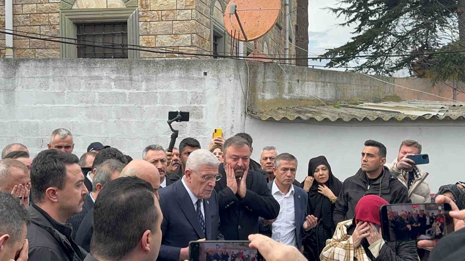 iyi partili turhan comez annesini son yolculuguna ugurladi 6 iB3VzWUR