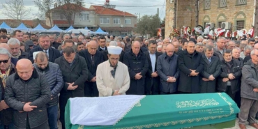 iyi-partili-turhan-comez-annesini-son-yolculuguna-ugurladi-Jq4ESbrH.jpg