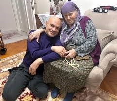 iyi partili turhan comezin aci gunu annesi ikbal comez hayatini kaybetti 1 utIpKLrz