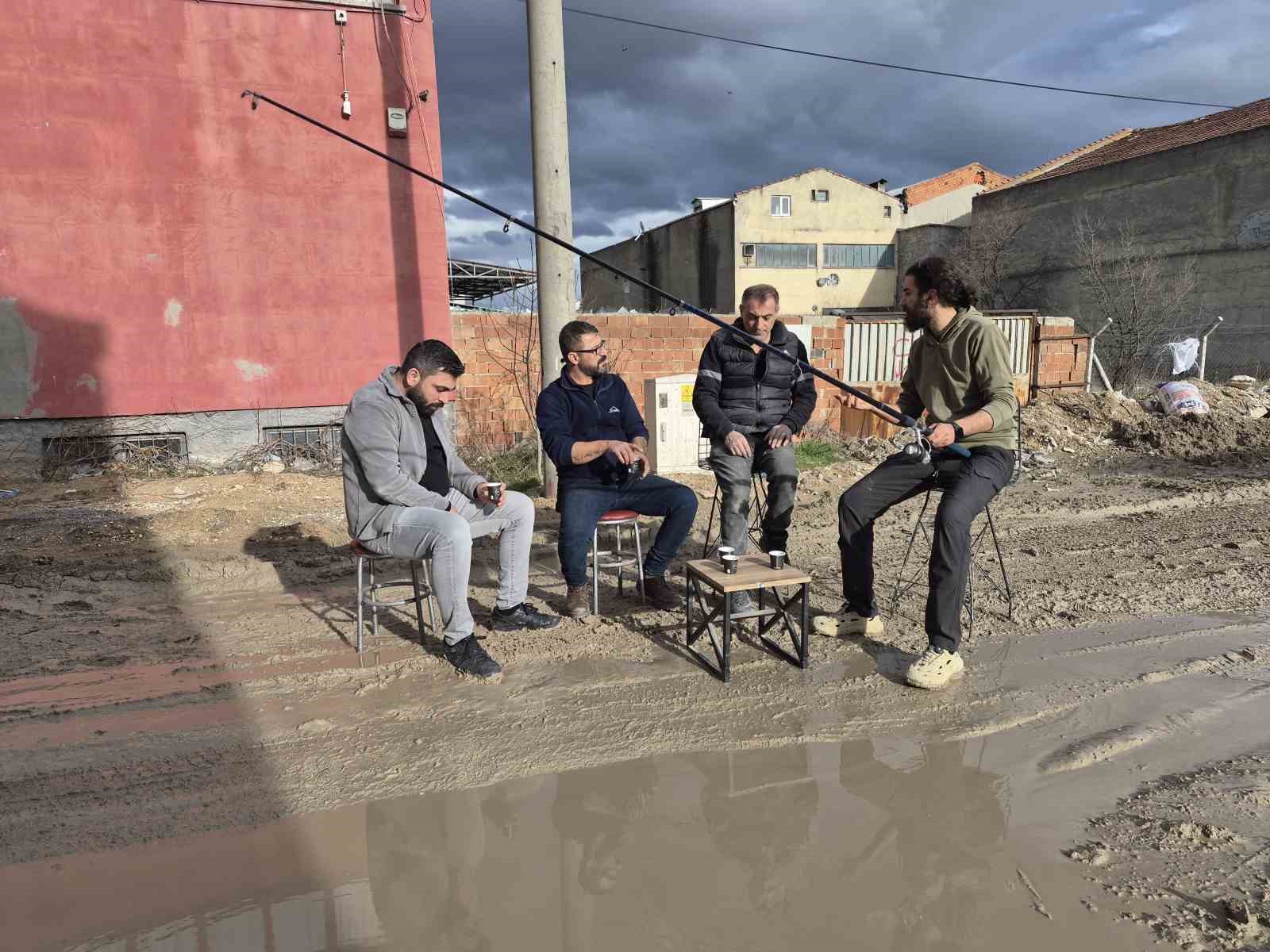 izahi olmayan seyin mizahi oldu surekli gole donen sokakta balik tutmaya basladilar 2 XBLDYHTJ