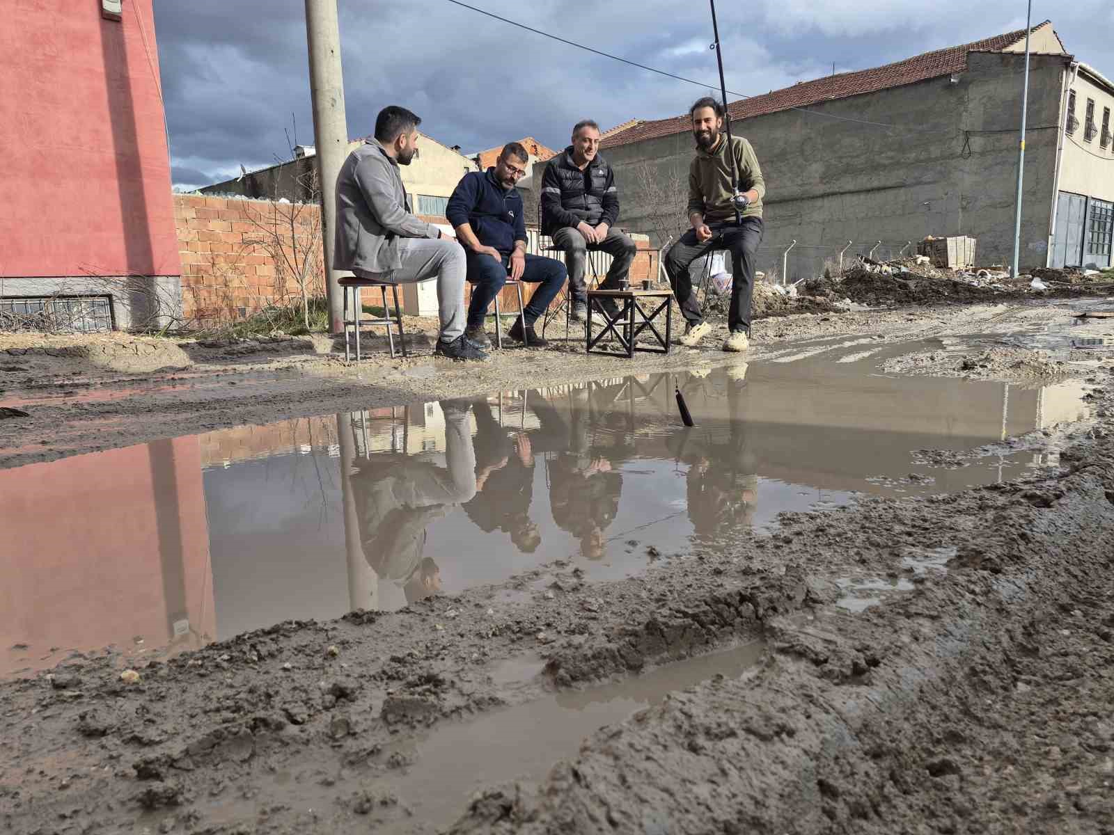 izahi olmayan seyin mizahi oldu surekli gole donen sokakta balik tutmaya basladilar 3 dhcVZ8n3