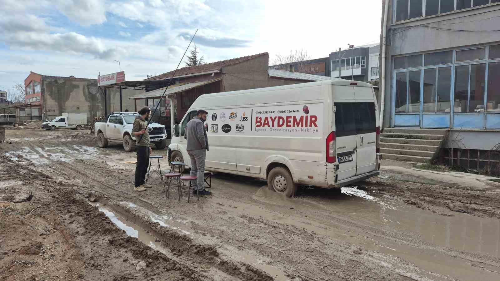 izahi olmayan seyin mizahi oldu surekli gole donen sokakta balik tutmaya basladilar 4